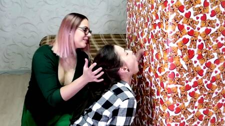 Парень делает подарок, залезая в коробку и высовывая хуй