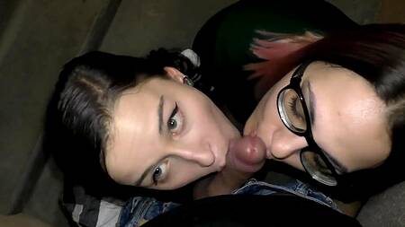 Провел двух подруг, а те сделали минет в подъезде