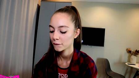 Красотка просит кончить ей в похотливый ротик