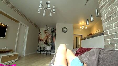 Сводная сестра смотрит порно и дрочит, самое время предложить ей секс