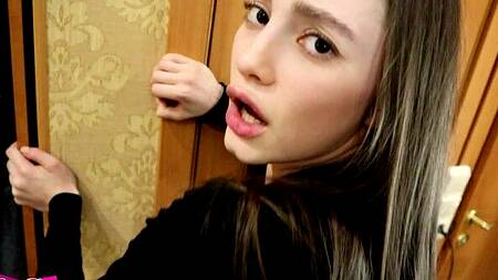 Провела родителей и страстно ебется с парнем в коридоре