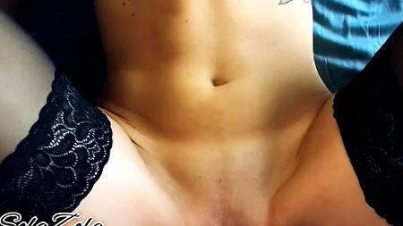 Возбужденная пара целуется на пороге и ебется на кровати