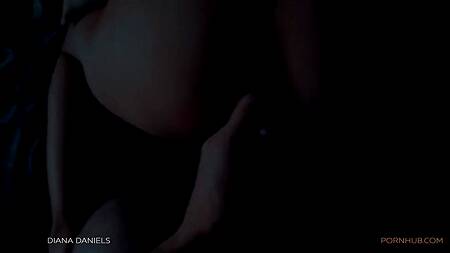 Красивая жена наслаждается сексом и получает сперму на жопу