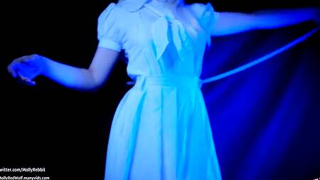 Стройная зайка засунула в попку анальный хвостик и предлагает секс