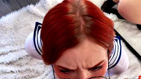 Милая студентка сосет хуй у зеркала и смотрит на своё отражение