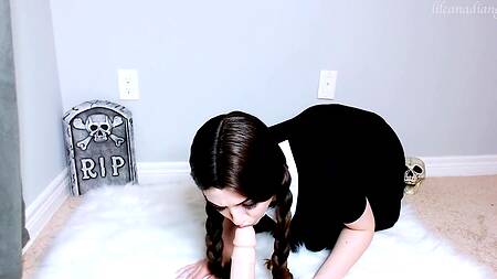 Косплей на Уэнздей и вагинальная мастурбация милашки