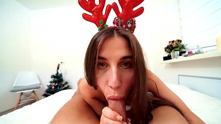 18-летней красотке хочется секса на новый год