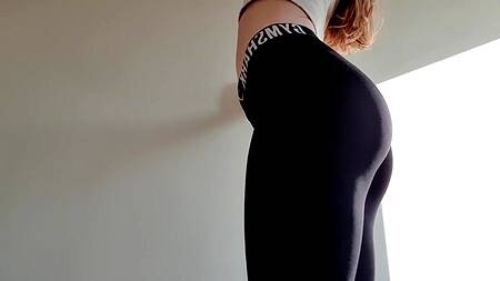 Красотка не может определиться с выбором лосин