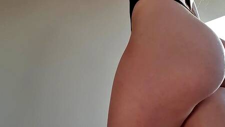 Красотка не может определиться с выбором лосин