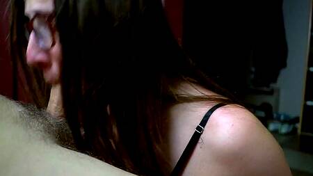 Умелая девка в очках сосет кривой член, добывая сперму