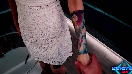 Красотке с разноцветными волосами хочется получить сперму на лицо