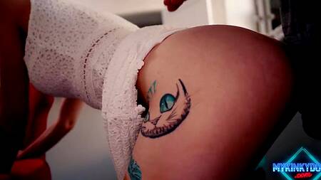 Красотке с разноцветными волосами хочется получить сперму на лицо