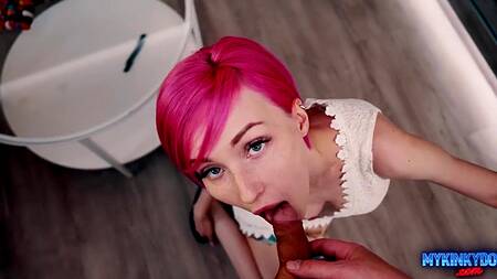 Красотке с разноцветными волосами хочется получить сперму на лицо