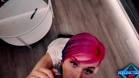 Красотке с разноцветными волосами хочется получить сперму на лицо
