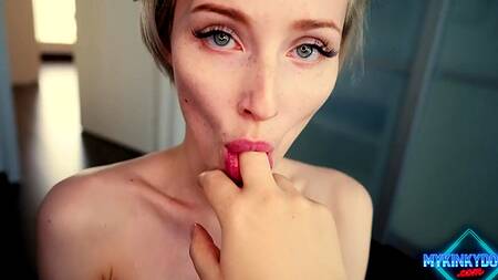 Красотка после свидания на крыше жарко сосет член