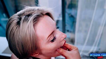 Красотка после свидания на крыше жарко сосет член