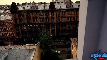 Красотка после свидания на крыше жарко сосет член