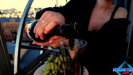 Красотка после свидания на крыше жарко сосет член