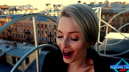 Красотка после свидания на крыше жарко сосет член