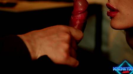 Косплеерша после комик-кона сосет член в гостинице