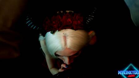 Косплеерша после комик-кона сосет член в гостинице