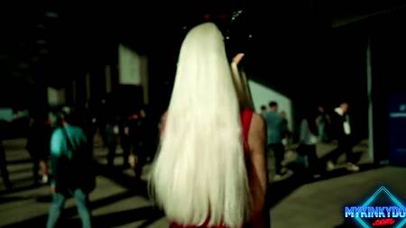 Косплеерша после комик-кона сосет член в гостинице