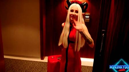 Косплеерша после комик-кона сосет член в гостинице