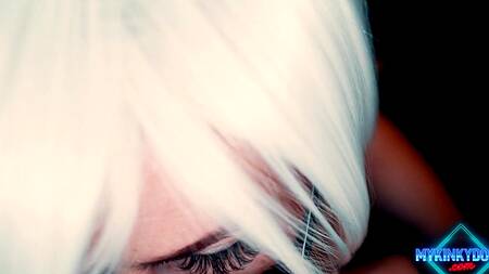 Офисный стиль идет красотке, она нереально развратно выглядит