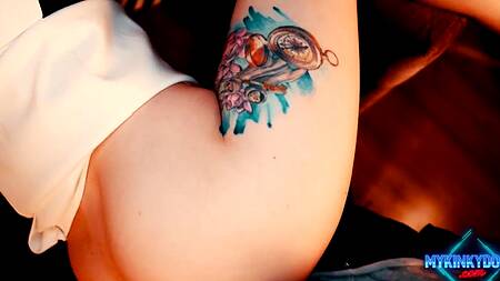 Офисный стиль идет красотке, она нереально развратно выглядит