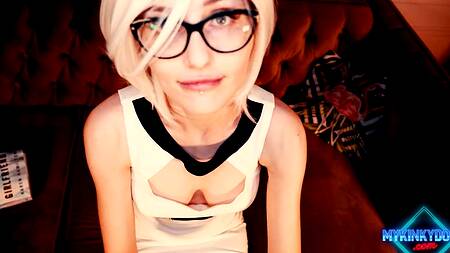 Офисный стиль идет красотке, она нереально развратно выглядит