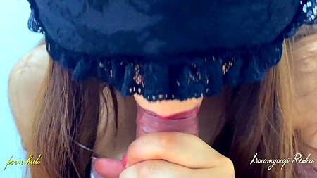 Снимает крупным планом как жена сосет хуй