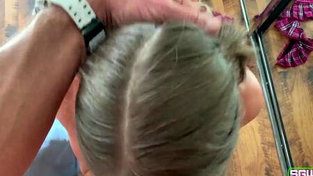 Студентка в короткой юбке просит дать ей в рот