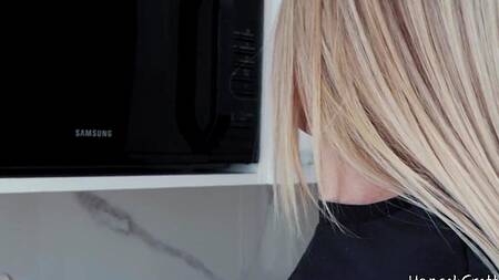 Парня не интересует обед, он хочет ебать блондинку