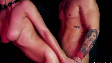 Страстно лижет дырки красотки и трахает её раком