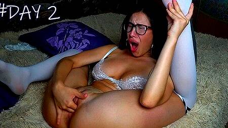 Думает о парне и жарко теребит влажную киску