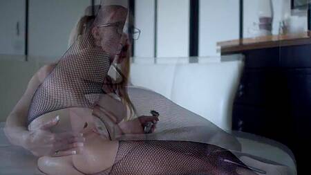 Девка после анального фистинга пьет сперму через трубочку