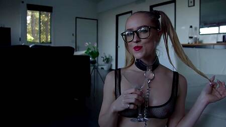 Девка после анального фистинга пьет сперму через трубочку