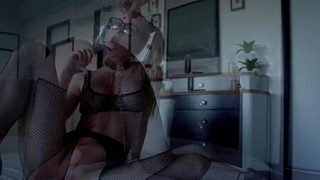 Девка после анального фистинга пьет сперму через трубочку