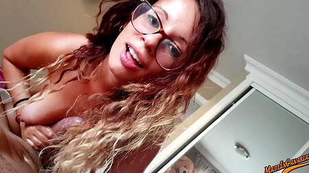 У милой девки нежные руки, она шикарно дрочит хуй