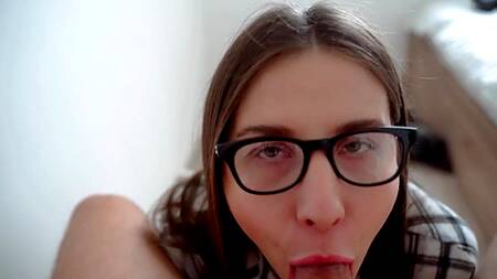 Девка в очках просит кончить ей на грудь после жаркой ебли