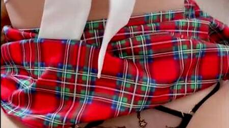 Приходит к девке учить уроки, а она прыгает на фаллосе