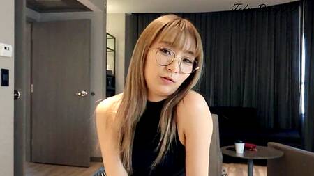 Милая азиатка выпила чай и жарко трахнулась с другом