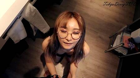 Милая азиатка выпила чай и жарко трахнулась с другом