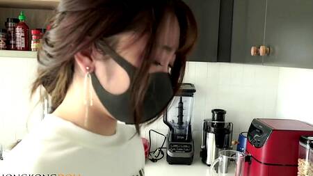 Милая азиатка готовит обед и трахается с парнем