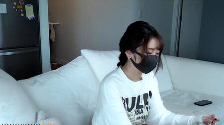 Милая азиатка готовит обед и трахается с парнем