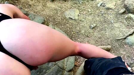 Справа водопад, а слева моя мокрая пизда - девка проводит экскурсию