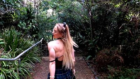 Красотка во время прогулки в парке ублажает себя мастурбацией