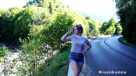 Накормил спермой телку в лесу, чтобы та не голодала