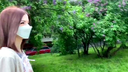 Познакомился с худышкой в парке и трахнул её в попку