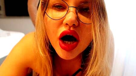 Девка в очках стоит раком и кончает от ебли